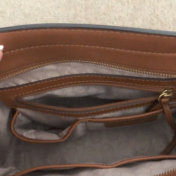 USED LIKE NEW Michael Kors crossbody bag - Picture 5 of 7